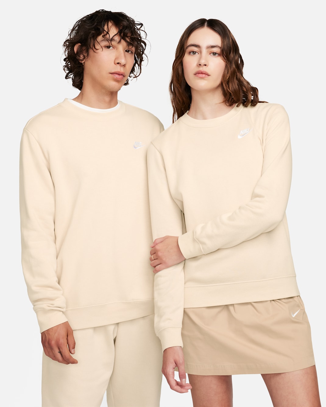 Sudadera con cuello redondo para mujer Nike Sportswear Club Fleece - Duna/Blanco