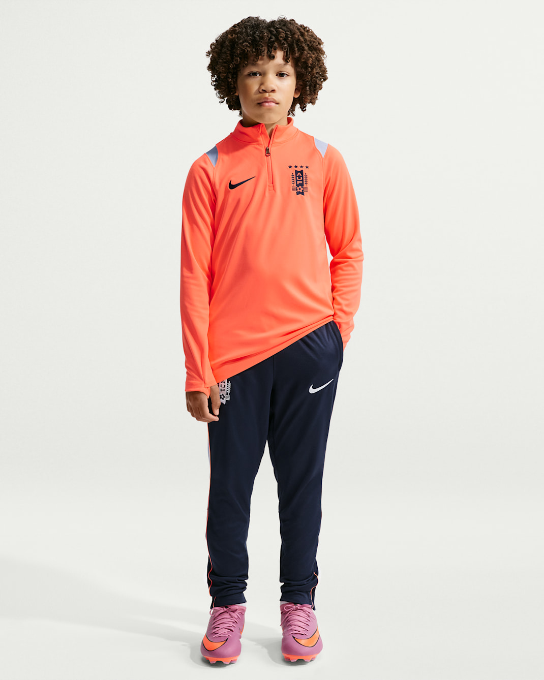 Pants de fútbol Nike de tejido Knit Dri-FIT para niños talla grande Uruguay Academy Pro - Obsidiana/Tinte royal/Naranja pulso/Blanco