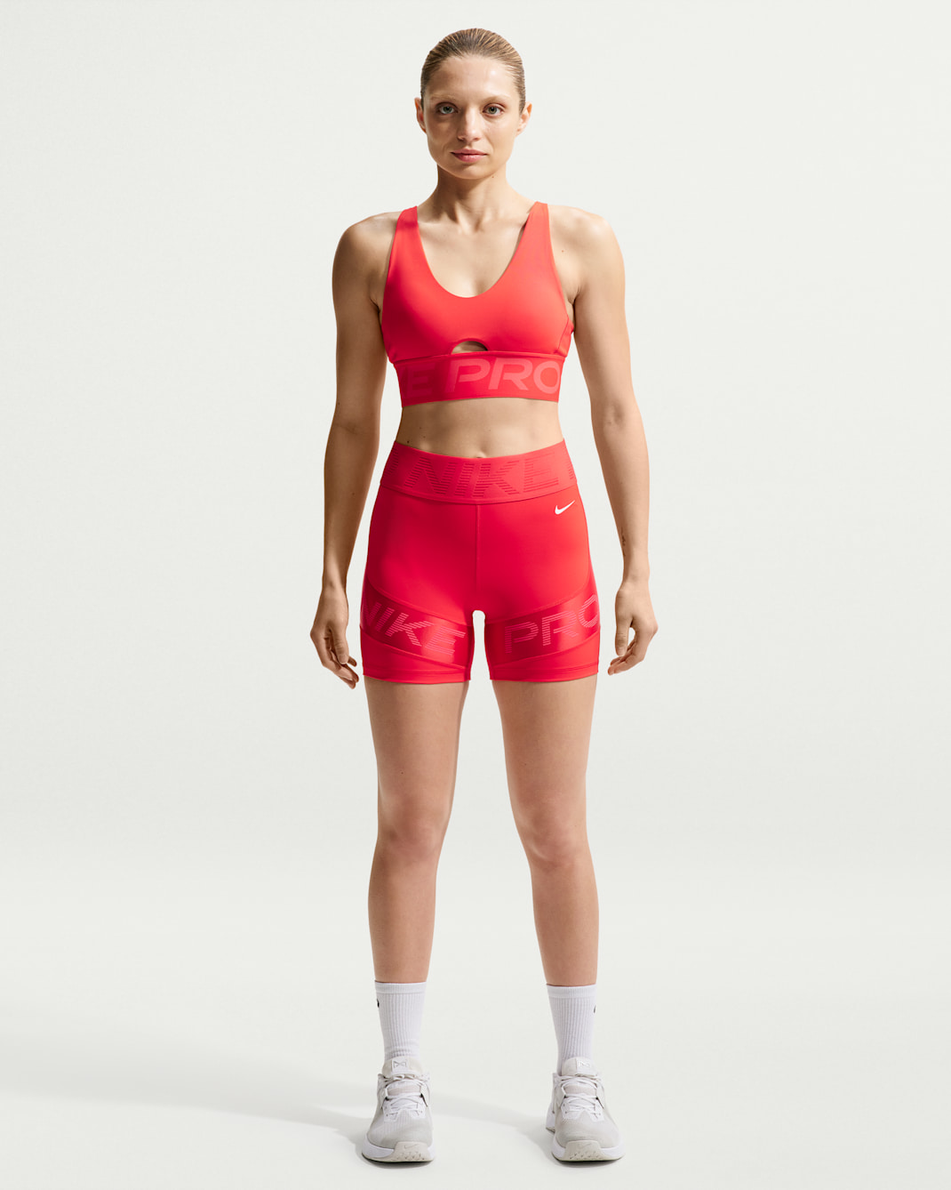 Shorts de ciclismo Dri-FIT de tiro alto de 13 cm para mujer Nike Pro Sculpt - Carmesí claro/Brasa resplandor/Blanco