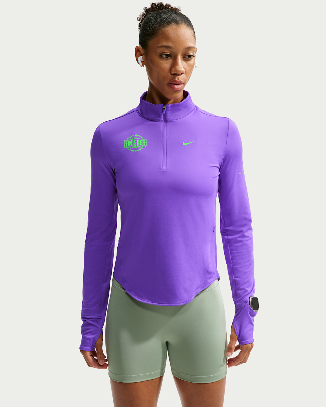 Playera de correr Dri-FIT con protección contra los rayos UV de cierre de 1/4 para mujer Nike Swift - Uva acción/Verde strike