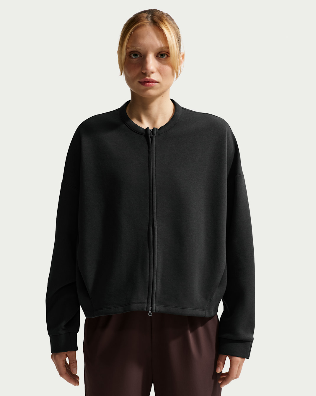 Playera Dri-FIT de cuello redondo oversized de cierre completo para mujer Nike 24.7 ImpossiblySoft - Negro/Negro/Gris humo oscuro