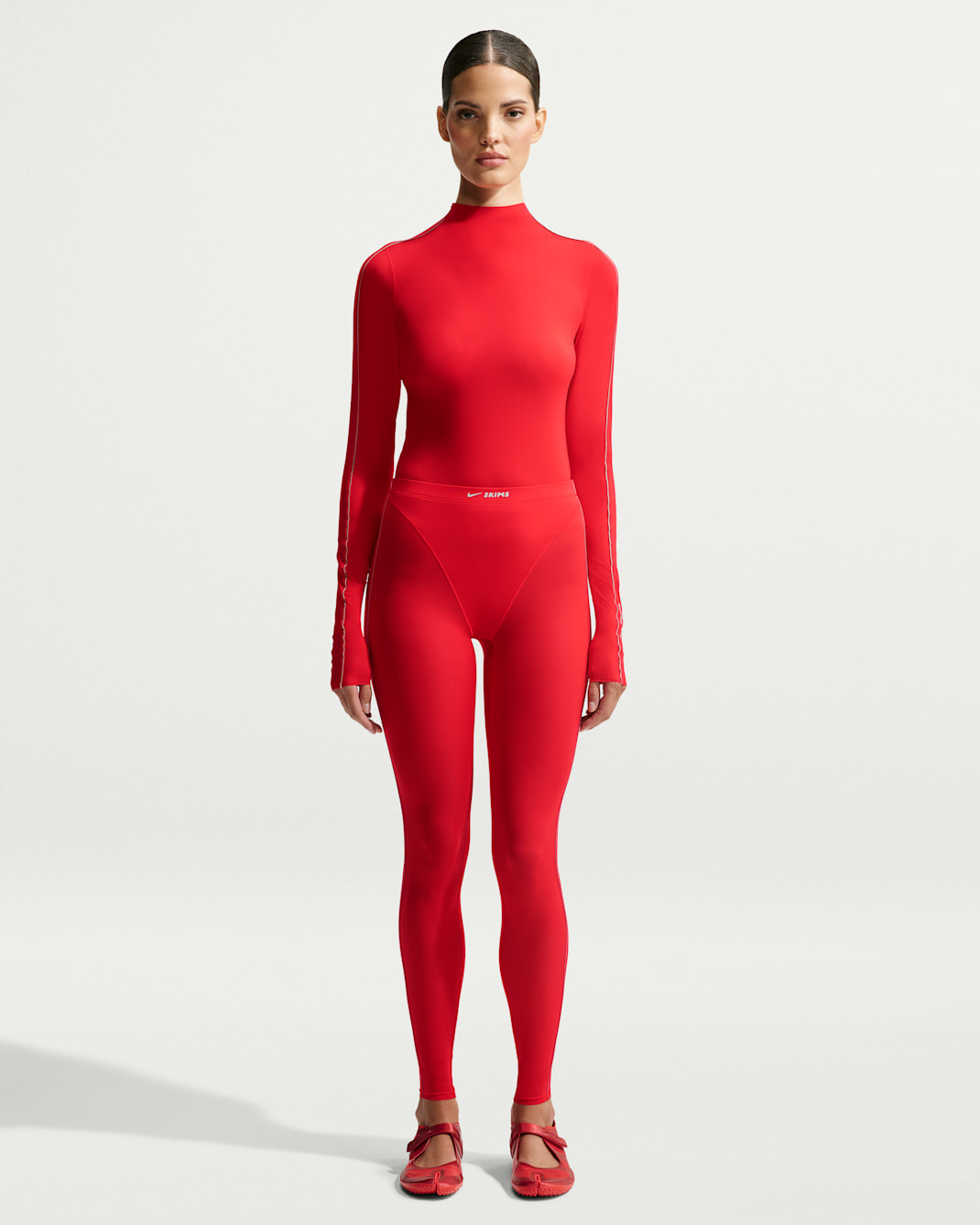 NikeSKIMS Weightless-leggings med høyt liv og V-panel til dame - University Red