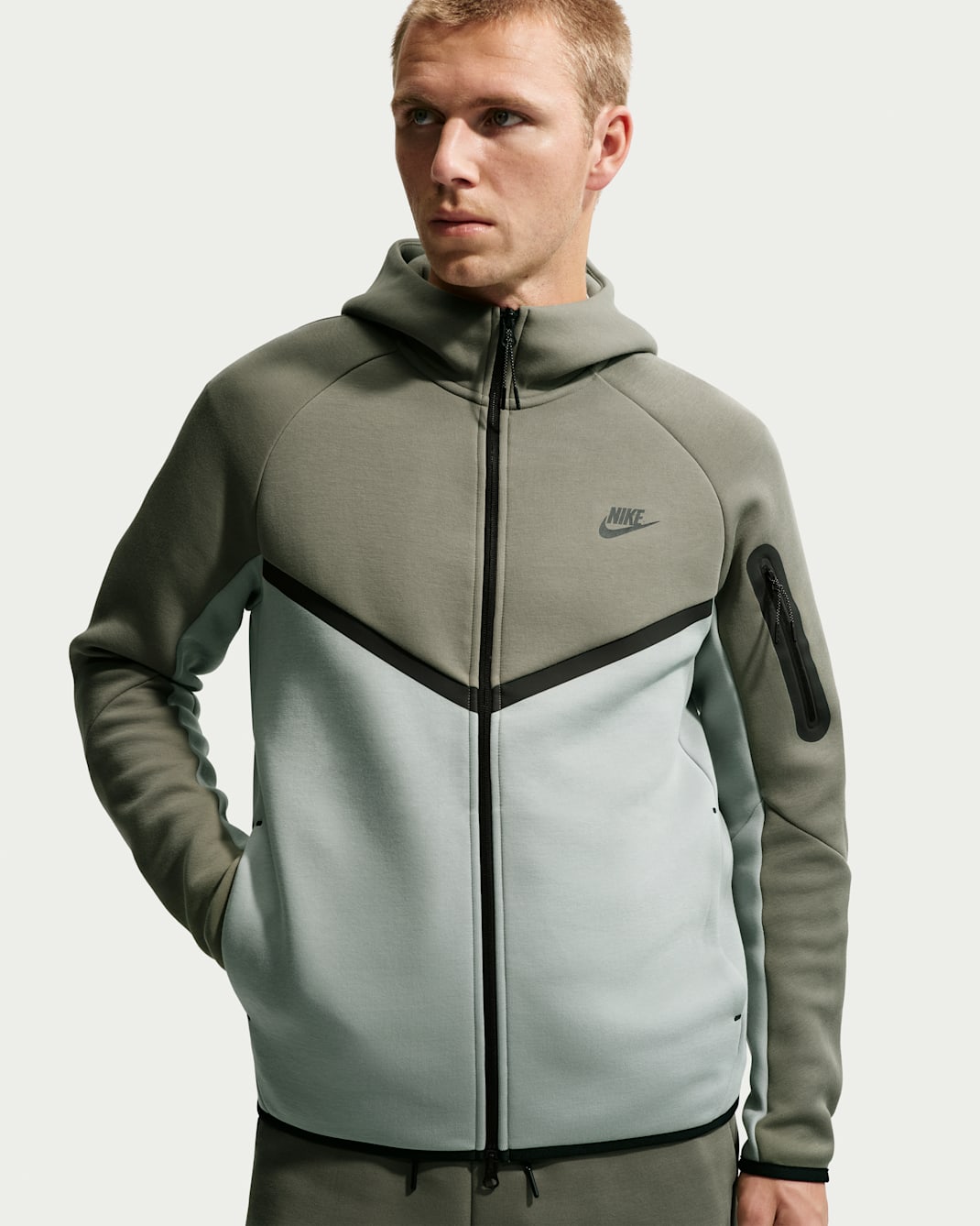 Chamarra Windrunner de tejido Fleece de cierre completo para hombre Nike Tech - Salvia plata/Piedra pómez claro/Negro