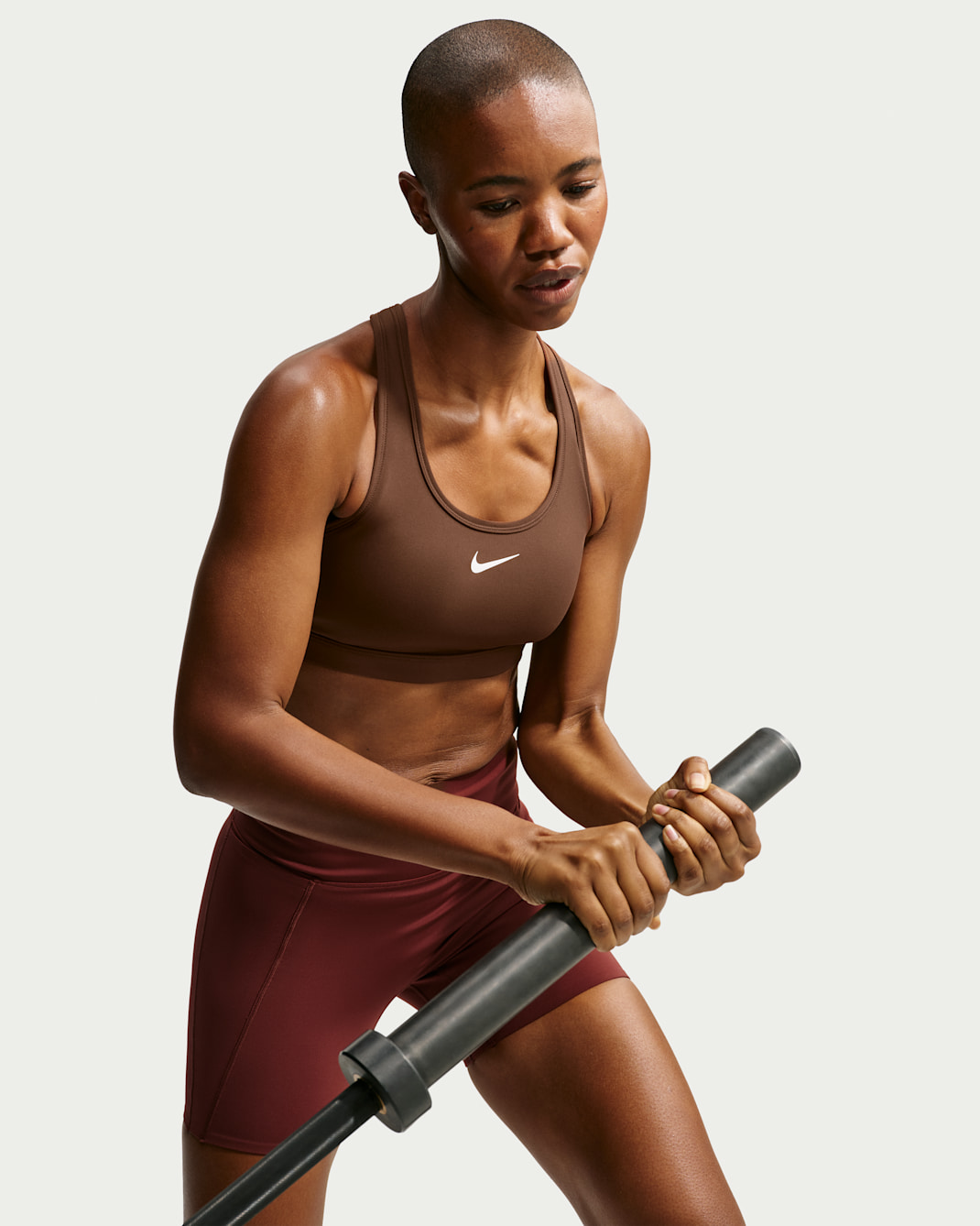 Nike Swoosh gepolsterter Sport-BH mit mittlerem Halt - Cacao Wow/Weiß