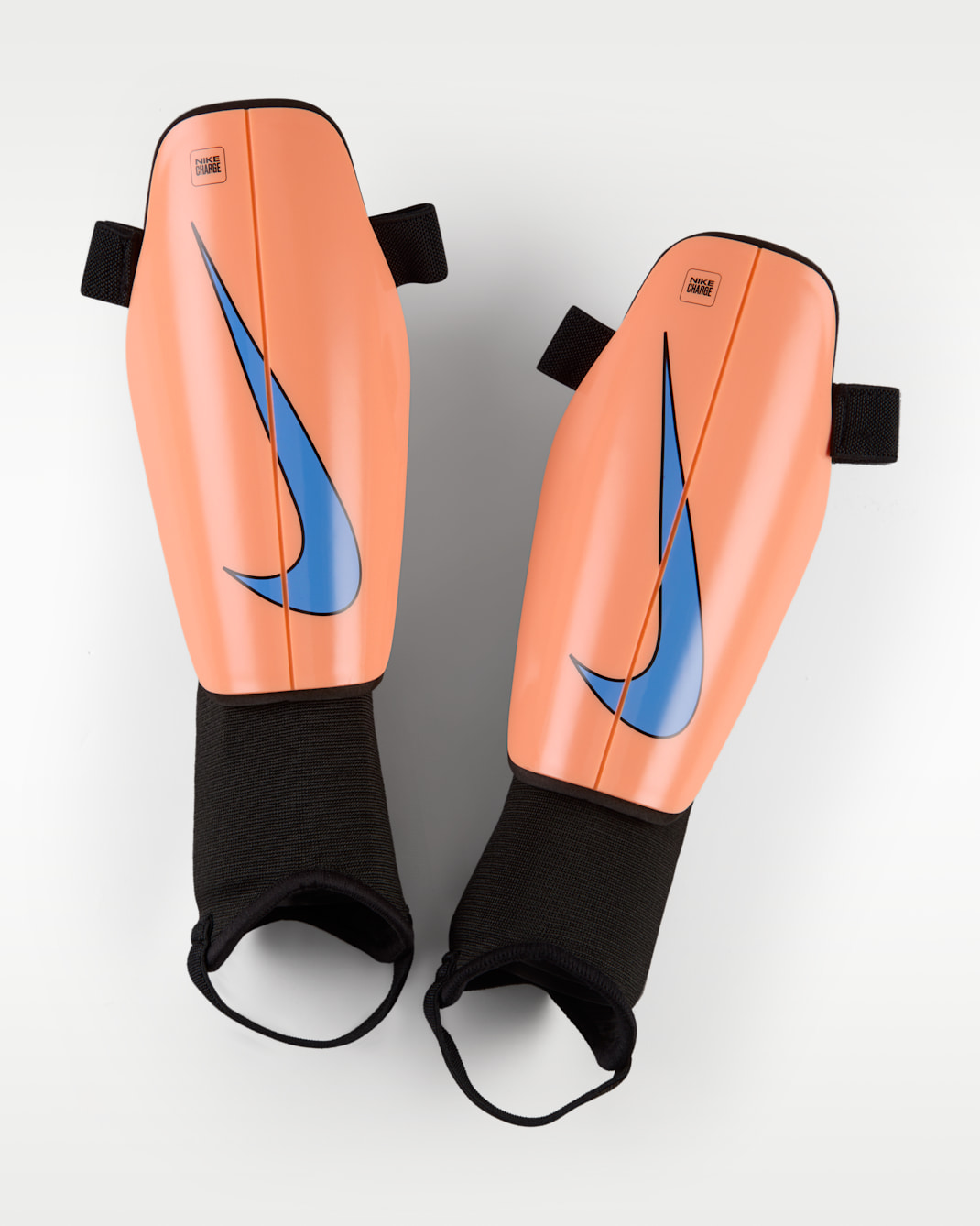 Espinillera de fútbol Nike Charge - Naranja pulso/Negro/Royal pulso