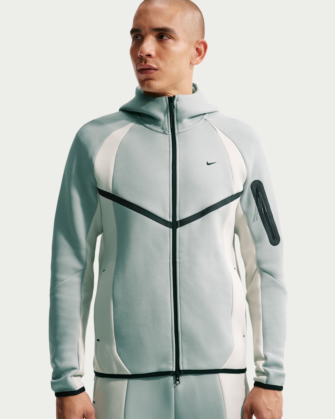Chamarra Windrunner para hombre con tecnología Nike Tech de tejido Fleece con cierre completo y bloques de color - Piedra pómez claro/Hueso claro/Negro