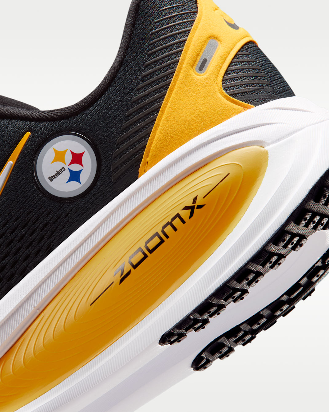 Nike Vomero 18 (Pittsburgh Steelers) Men's NFL Road Running Shoes