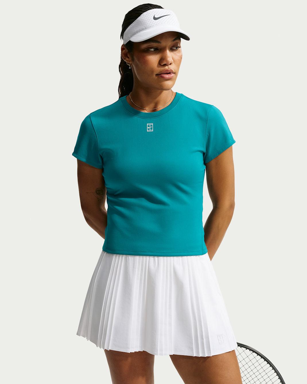 Haut de tennis à manches courtes Dri-FIT NikeCourt Advantage pour femme - Bright Spruce/Blanc
