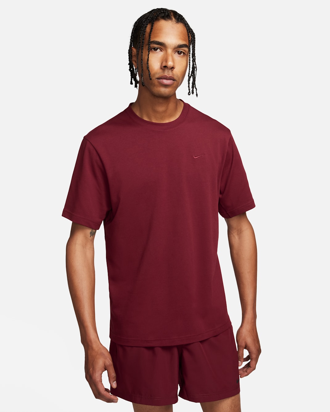 Nike Primary vielseitiges Nike Dri-FIT Kurzarm-Oberteil für Herren - Dark Team Red/Dark Team Red