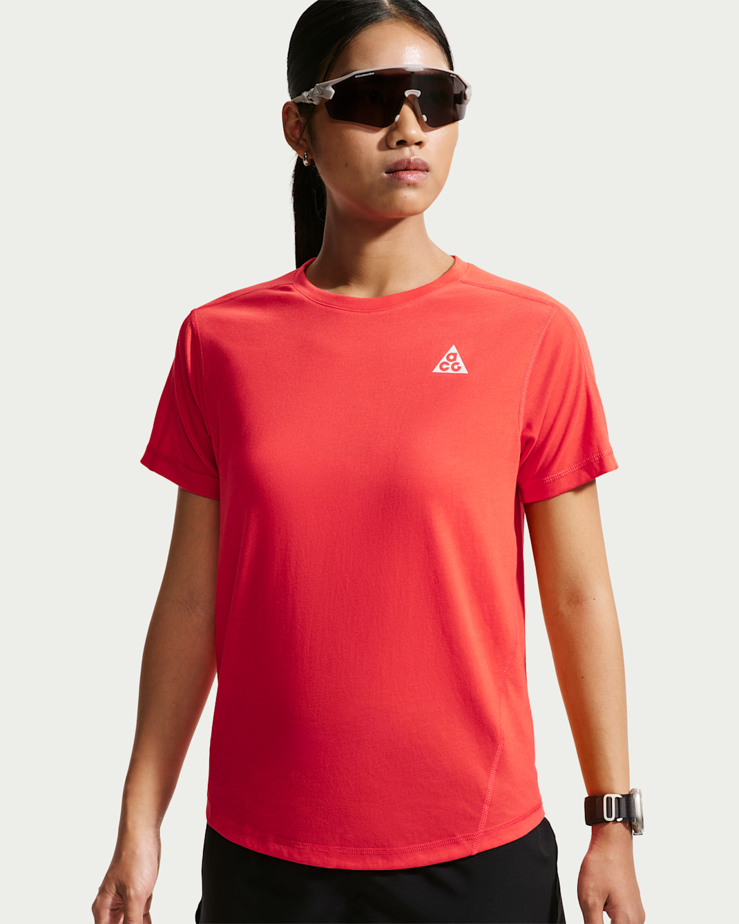 ナイキ ACG ウィメンズ Dri-FIT ショートスリーブ トレイルランニングトップス - ライトクリムゾン/サミットホワイト