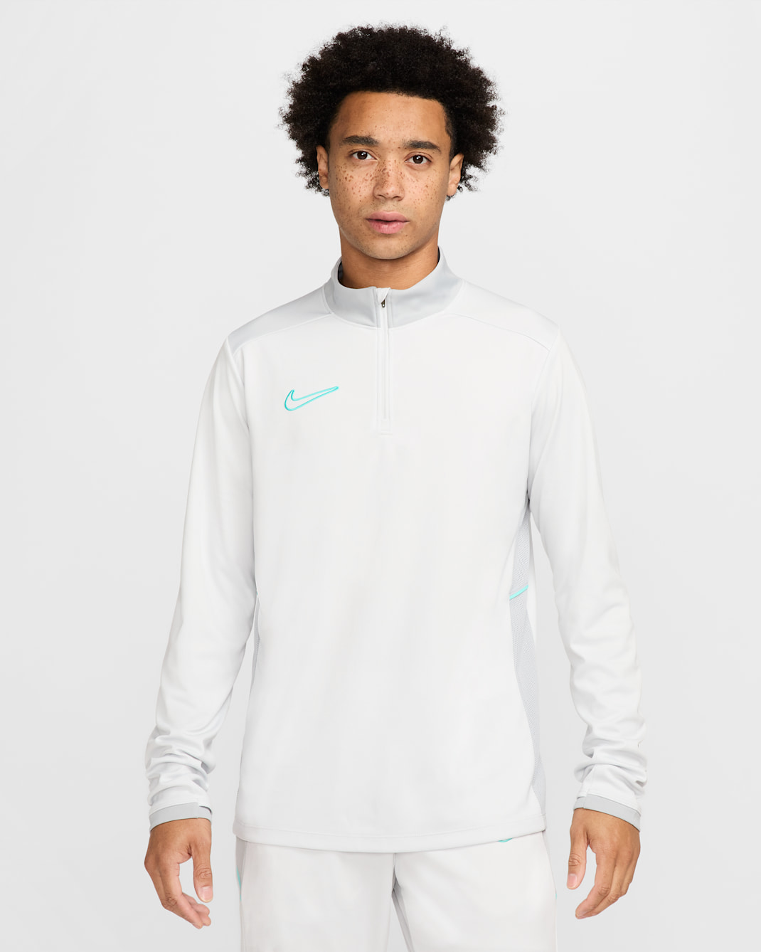 Playera de entrenamiento de fútbol Dri-FIT para hombre Nike Academy - Polvo fotón/Gris humo claro/Turquesa dinámico