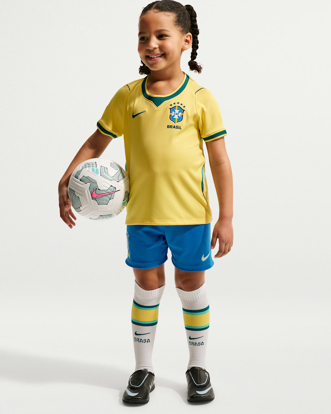Kit de 3 piezas de fútbol Nike Replica para niños talla pequeña Brazil local 2026 Stadium - Canario/Menta claro/Azul verdoso geoda