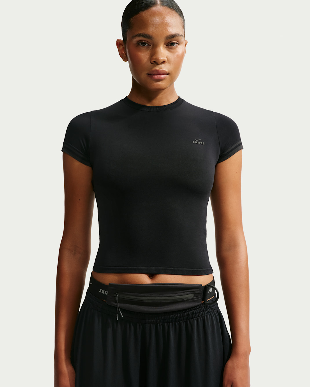 NikeSKIMS Stretch Knit verkürztes Oberteil mit Rundhalsausschnitt (Damen) - NSKM Obsidian/NSKM Igneous