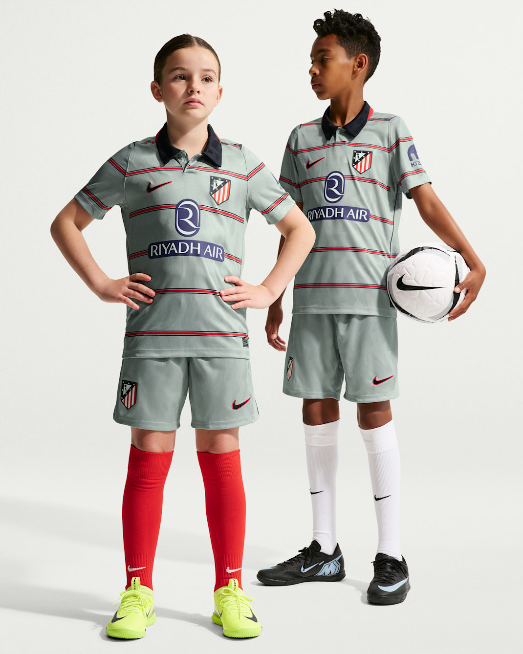 Atlético Madrid 2026/27 Stadium Third Nike Replika-Fußballshorts mit Dri-FIT-Technologie (ältere Kinder) - Light Pumice/Obsidian/Salsa Red/Obsidian