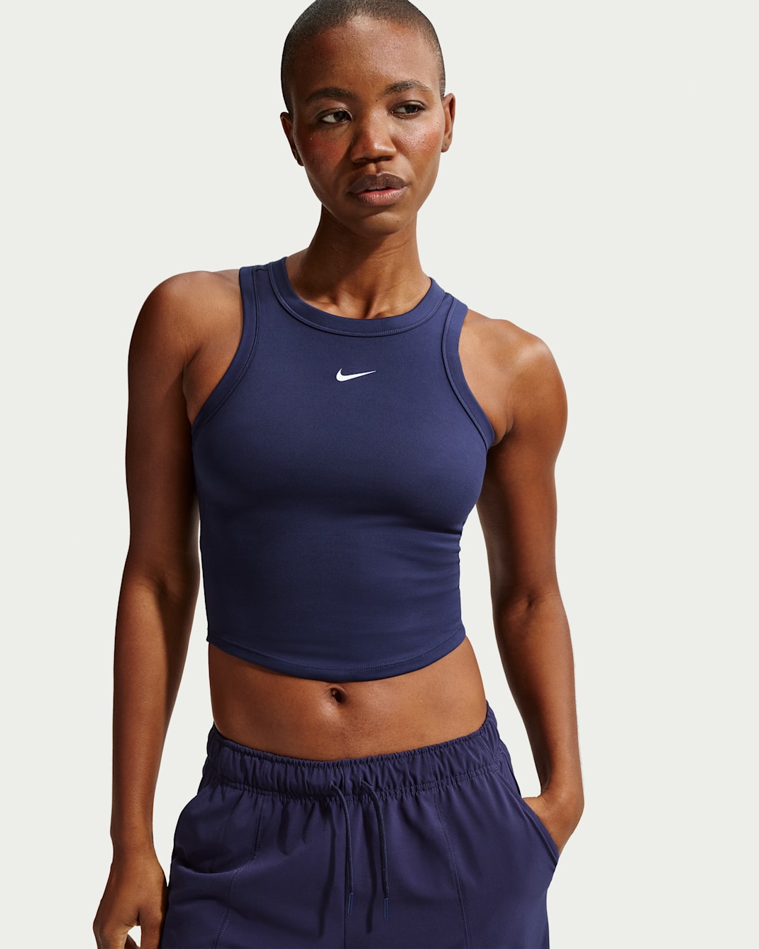 Camiseta de tirantes Dri-FIT cropped para mujer Nike One Fitted - Azul marino medianoche/Blanco