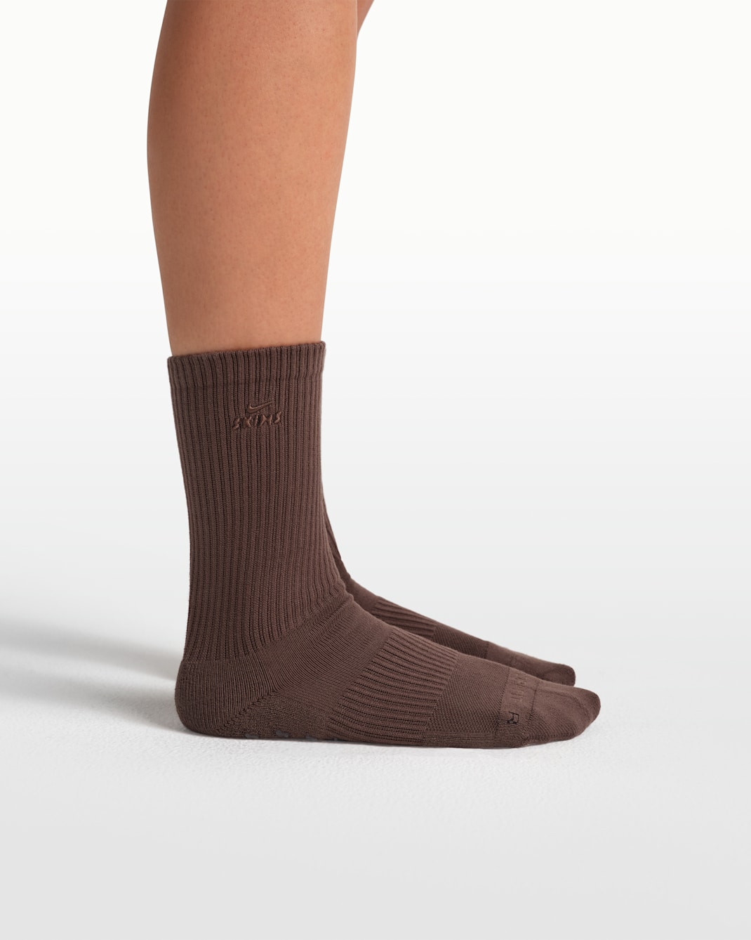 NikeSKIMS Women's Dri-FIT Pilates Grip Crew Socks (1 Pair) - NSKM DARK SEPIA/NSKM DARK SEPIA