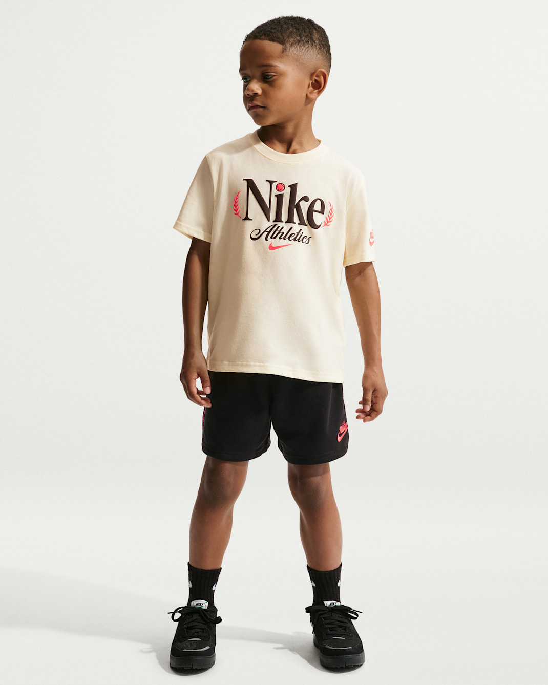 나이키 리틀키즈 테니스 티셔츠 및 프렌치 테리 쇼츠 세트 - 블랙