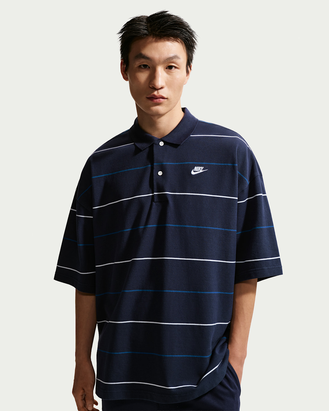 เสื้อโปโลลายทางขนาดโอเวอร์ไซส์ผู้ชาย Nike Sportswear Club - Obsidian/ขาว