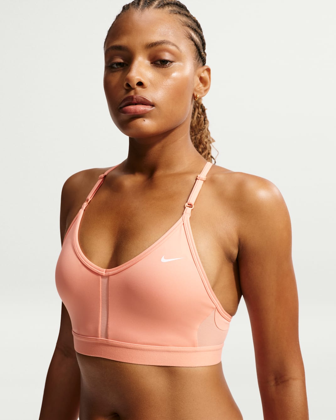 Bra deportivo acolchado de baja sujeción con cuello en V para mujer Nike Indy - Ágata melocotón/Ágata melocotón/Ágata melocotón/Blanco