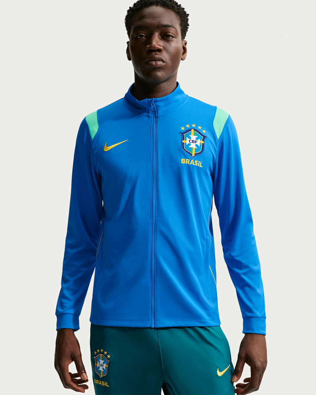 Brazil Academy Pro Nike Dri-FIT-fodboldtræningsjakke til mænd - Light Photo Blue/Midwest Gold/Light Menta/Midwest Gold