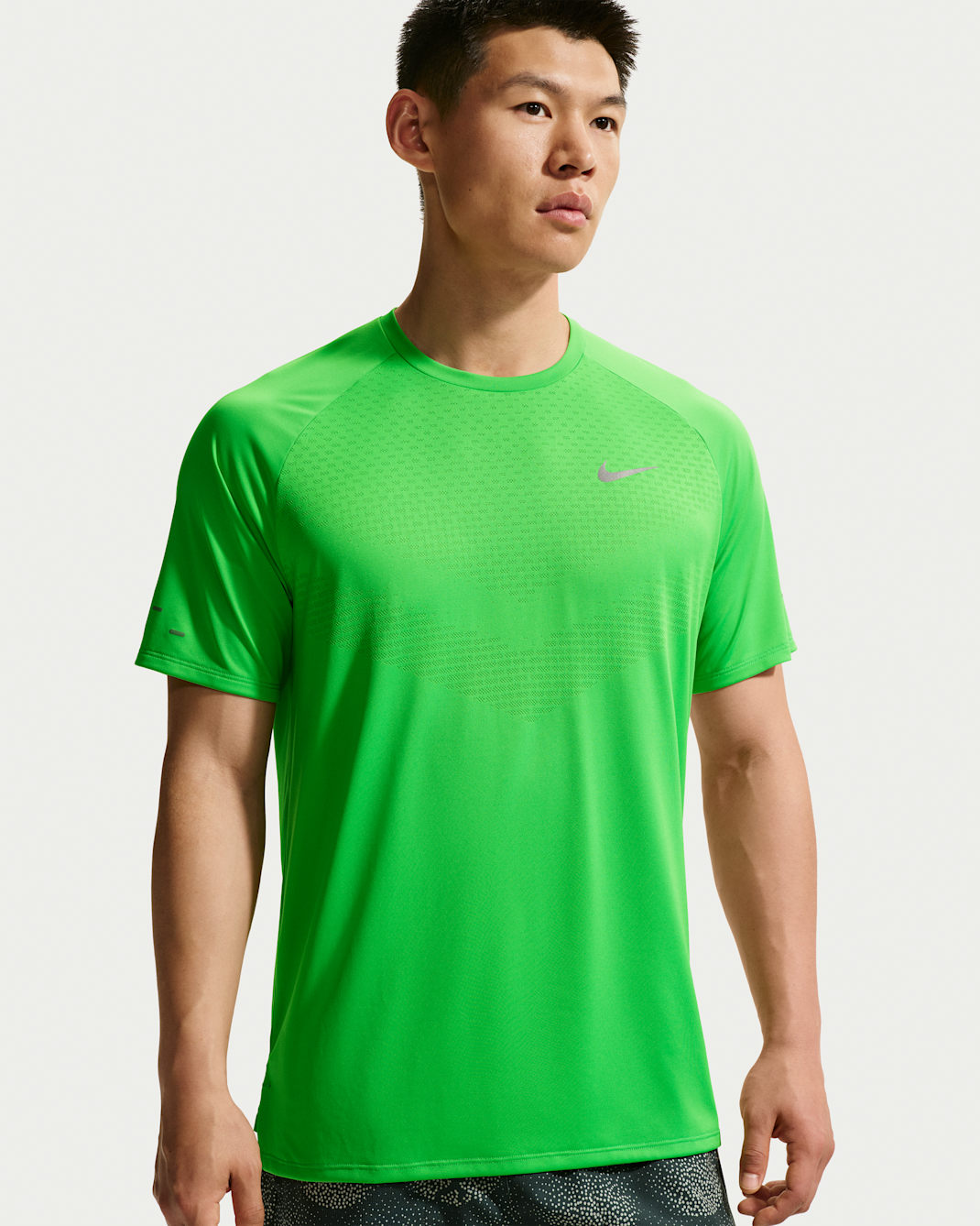 ナイキ ストライド メンズ Dri-FIT ADV ショートスリーブ ランニングトップ - グリーンスパーク