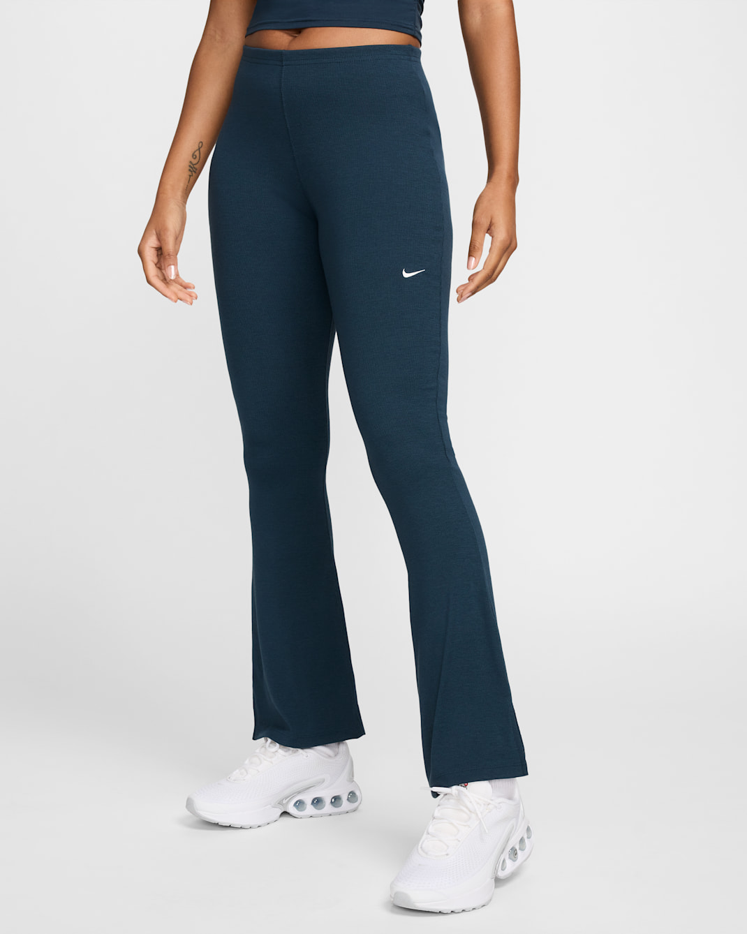 Leggings acampanados de tela de minicanalé ajustados para mujer Nike Sportswear Chill Knit - Azul marino militar/Vela