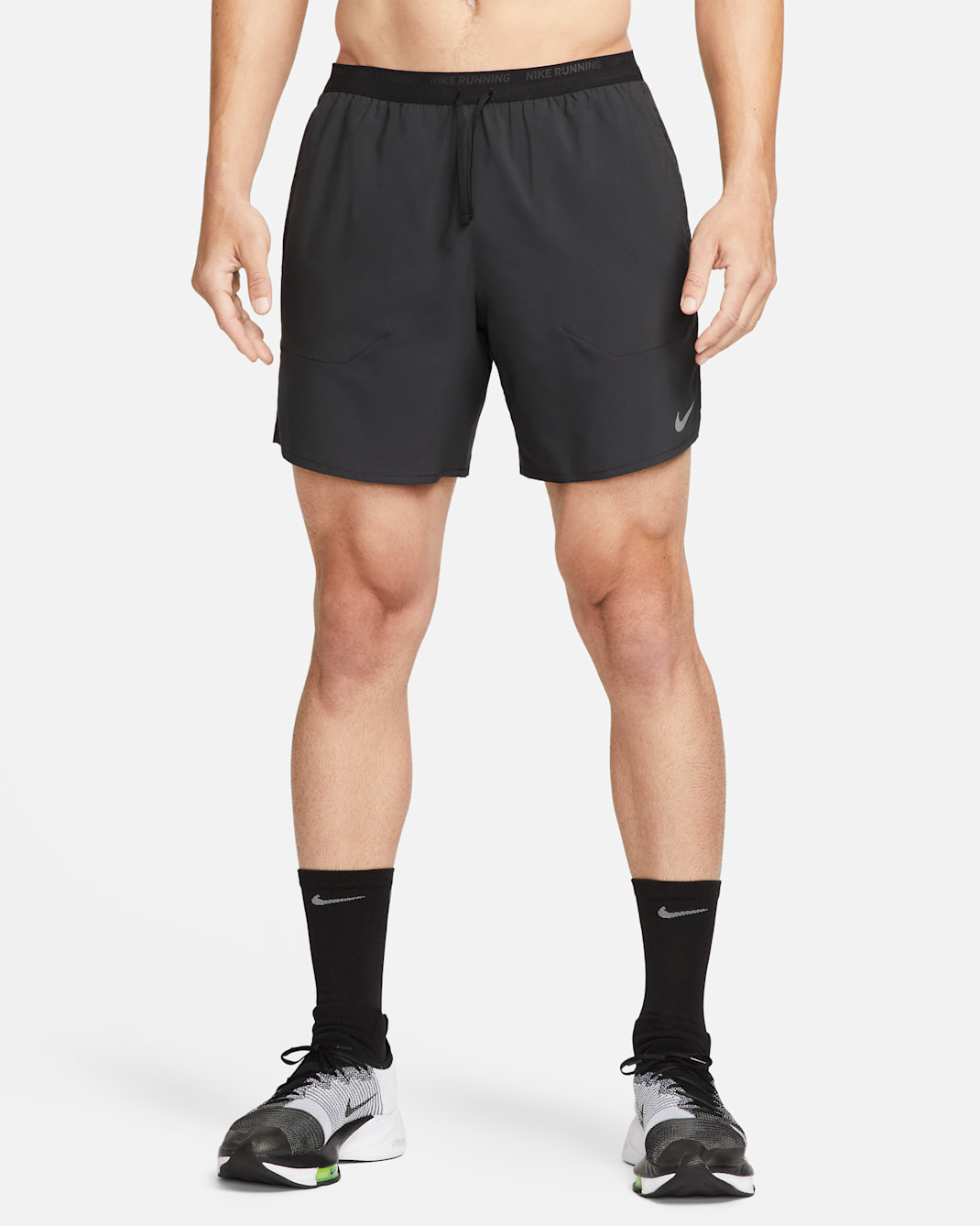 Nike Stride Dri-FIT fôret løpeshorts til herre (18 cm) - Svart/Svart