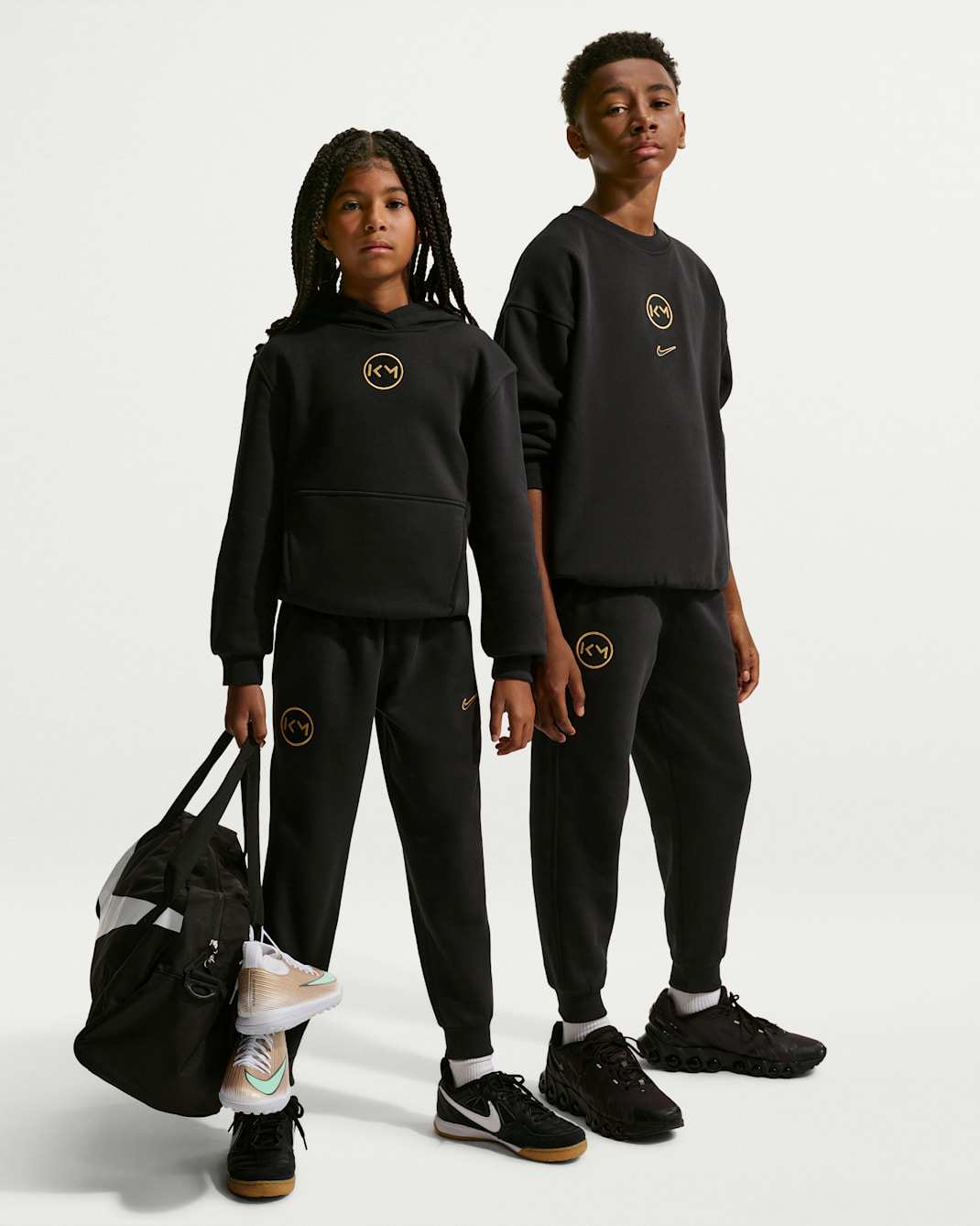 Kylian Mbappé Club Fleece fotballjoggebukse til store barn - Svart/Metallic Gold