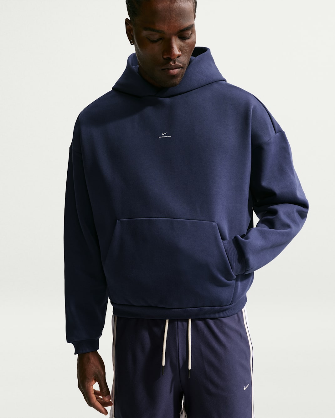 Nike Standard Issue Men's Therma-FIT Brushed Basketball Pullover Hoodie - Midnight Navy/Pale Ivory