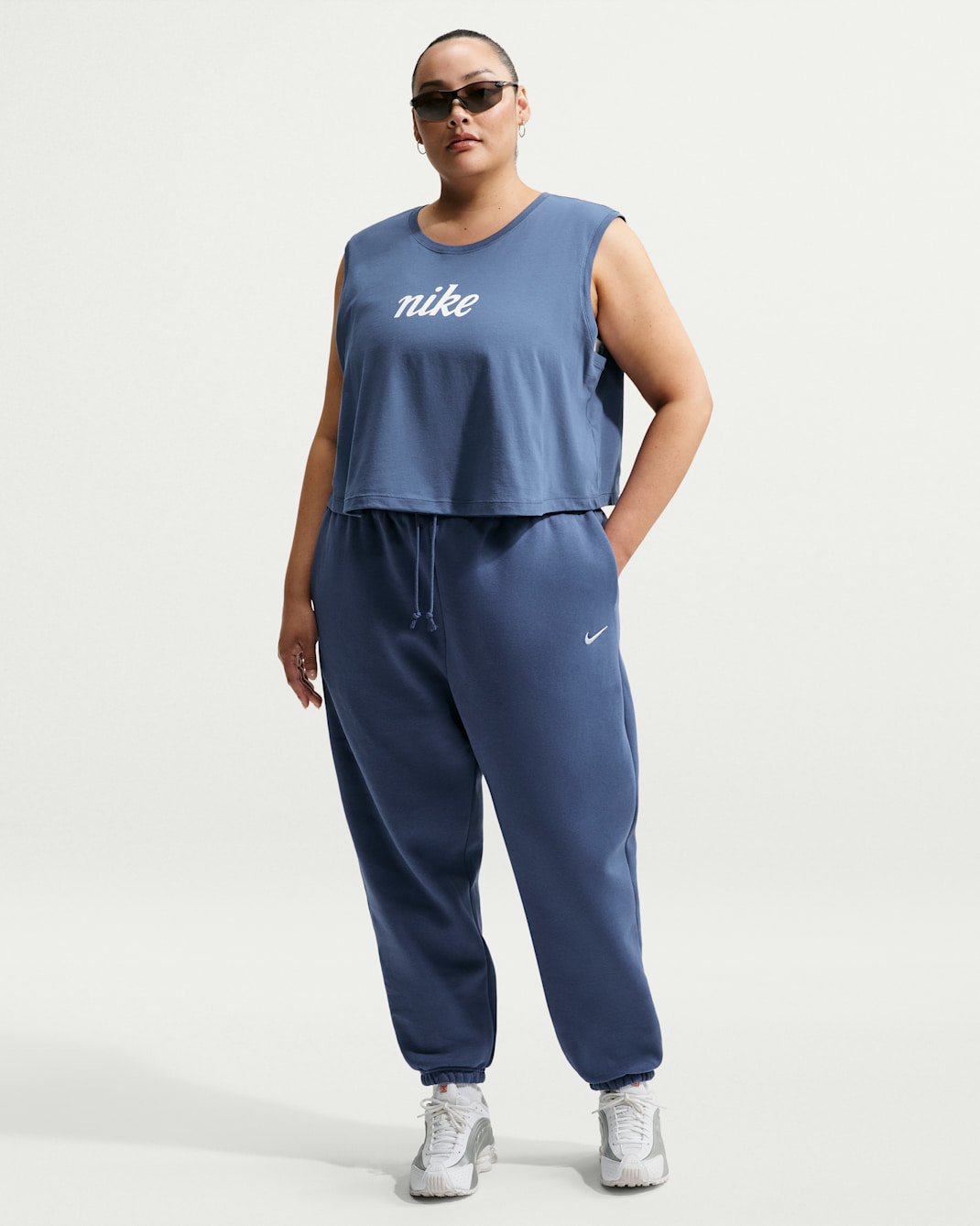 Pants de entrenamiento oversized de cintura alta para mujer (talla grande) Nike Sportswear Phoenix Fleece - Azul marino místico/Vela