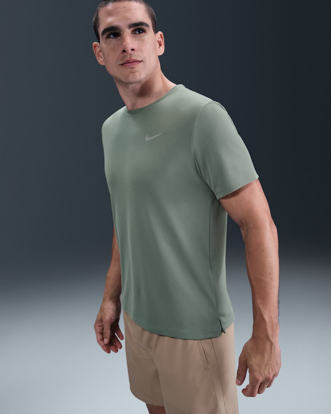 Playera de correr de manga corta Dri-FIT para hombre Nike Miler - Verde arcilla