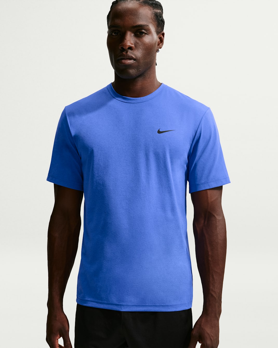 Playera versátil de manga corta Dri-FIT con protección UV para hombre Nike Hyverse - Azul cometa/Negro