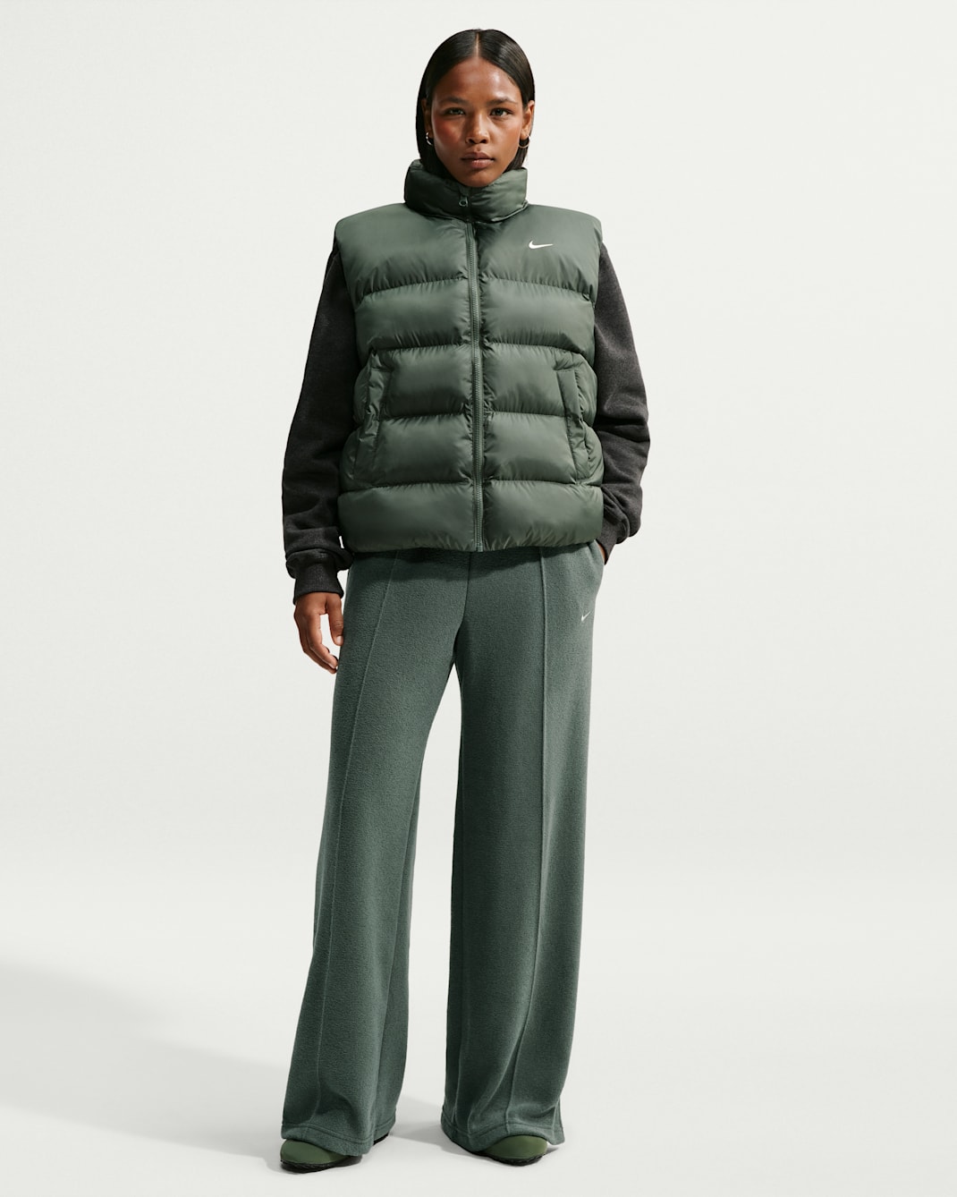 Pants de tiro medio y pierna amplia para mujer Nike Studio Fleece Medium-Weight Plush - Verde camuflaje/Vela