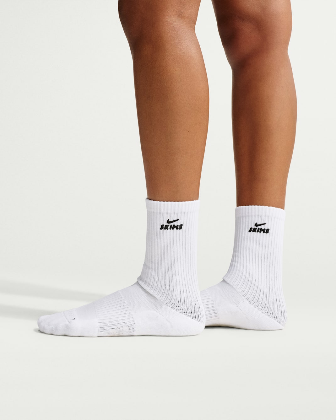 NikeSKIMS 2.0 Dri-FIT Pilates Grip-crewstrømper til kvinder (1 par) - NSKM Snow/NSKM Obsidian