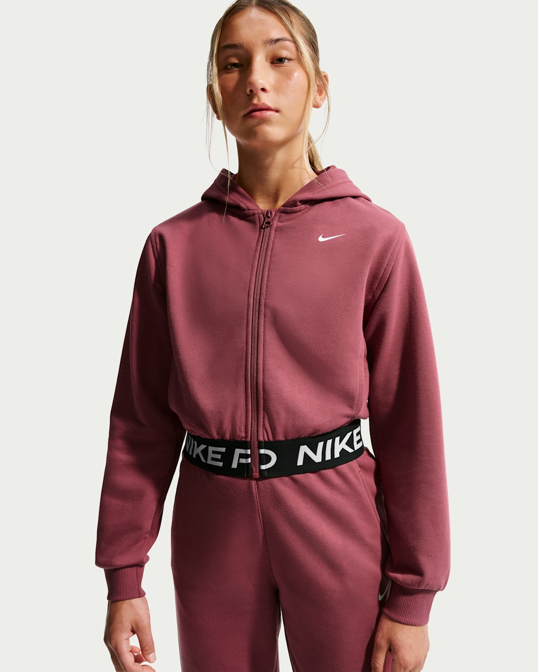 Nike Pro Fleece Dri-FIT-hættetrøje med fuld lynlås til større børn (piger) - Pink Smoke/Pink Smoke/sort/hvid