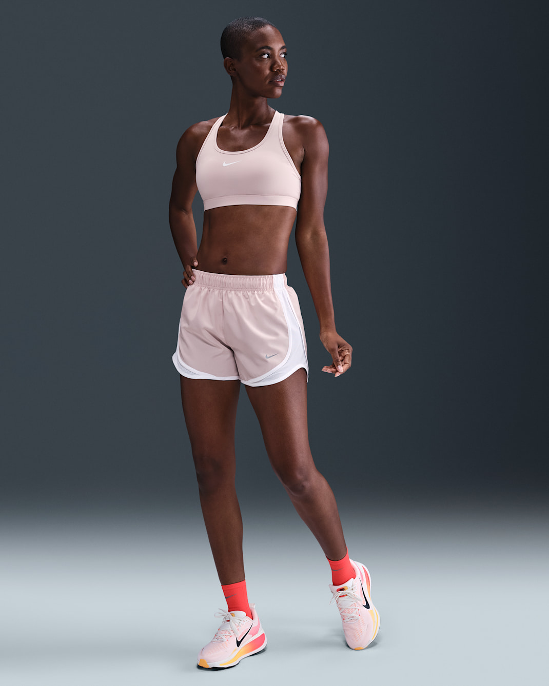 Shorts de correr Dri-FIT de tiro medio con forro de ropa interior para mujer Nike Tempo - Rojo sedimento/Blanco/Blanco