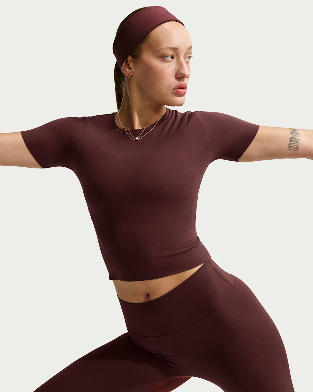 Nike Zenvy Dri-FIT kortermet overdel til dame - Mystic Dates/Hvit
