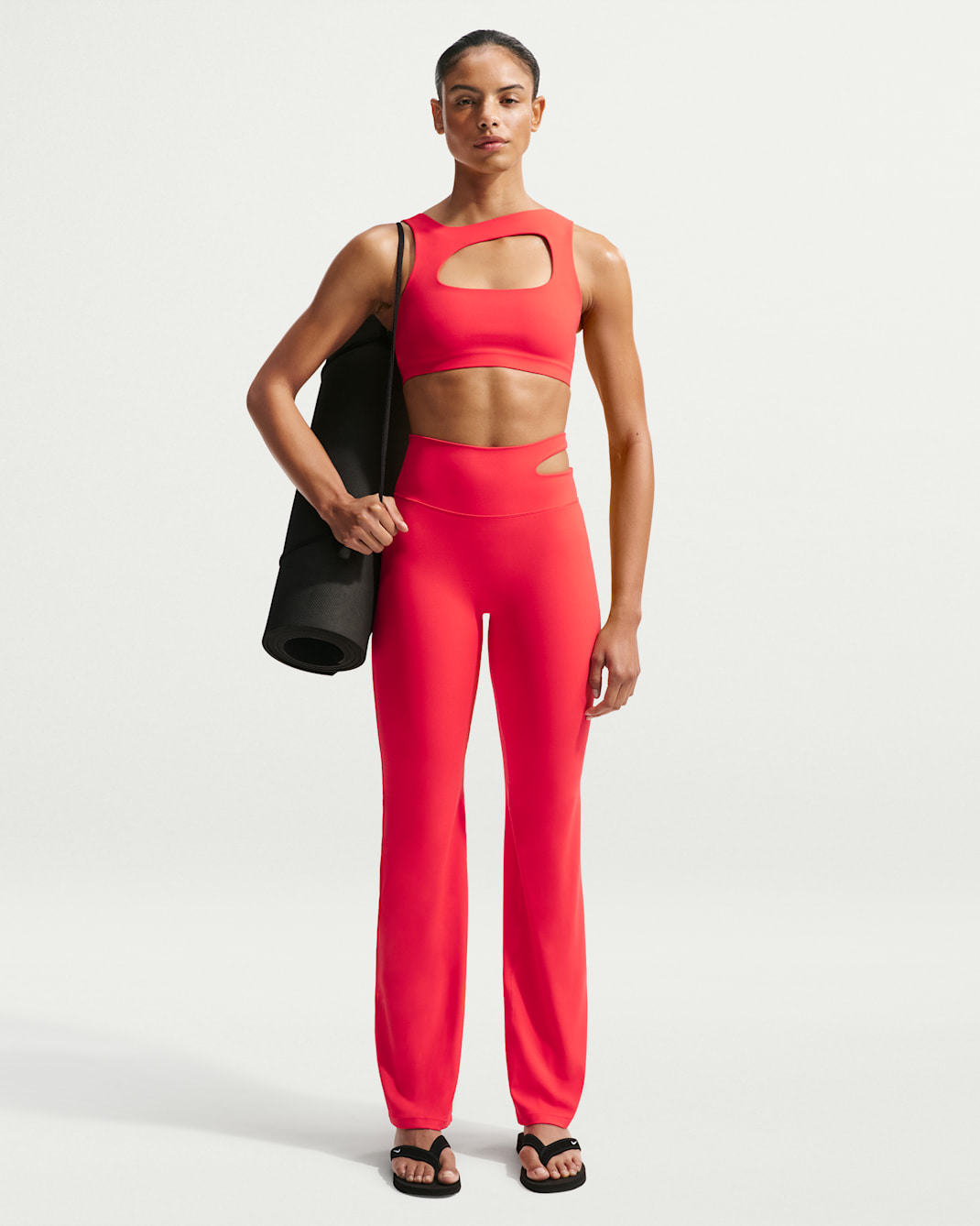 Leggings de tiro alto acampanados para mujer Nike Zenvy - Carmesí claro/Blanco