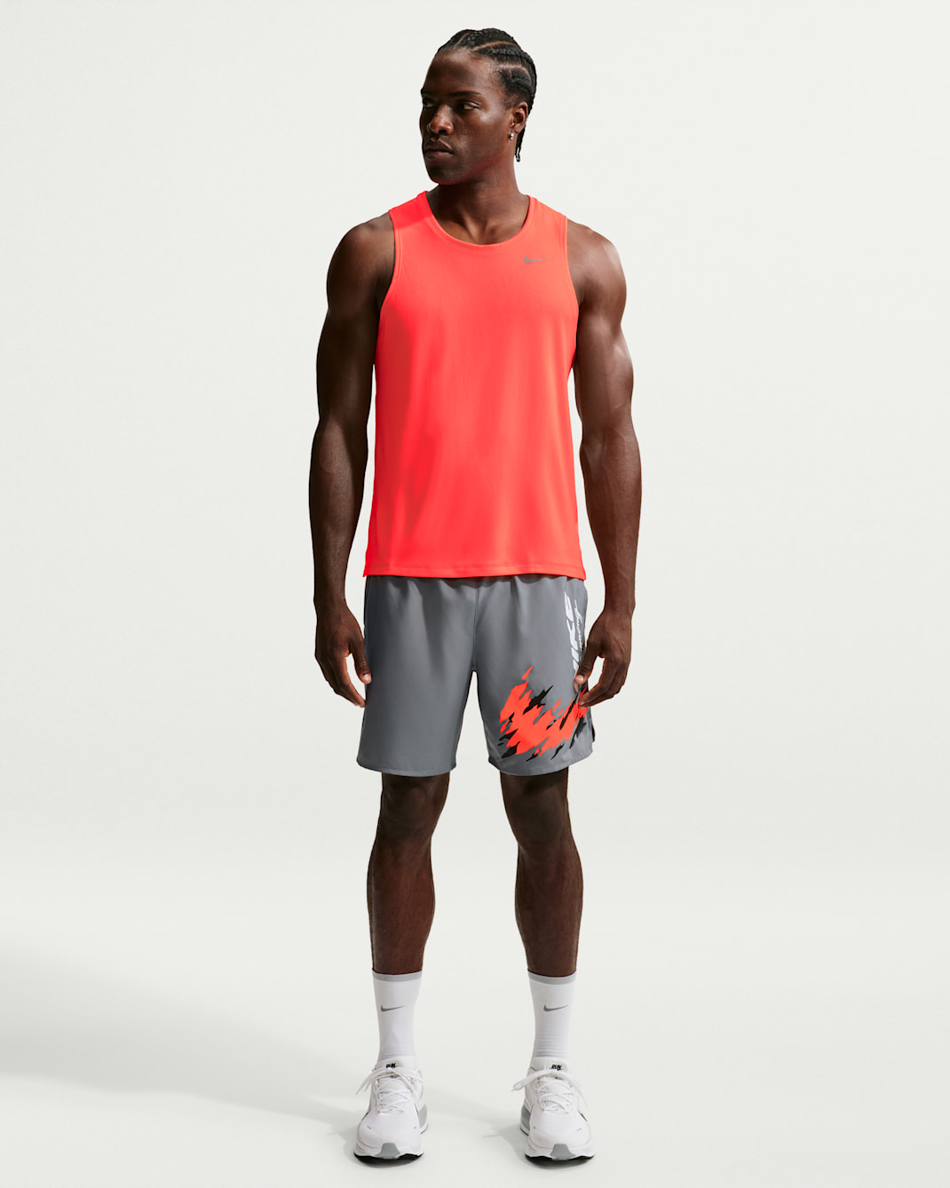 Shorts de correr Dri-FIT de 18 cm con forro de ropa interior para hombre Nike Challenger - Gris humo