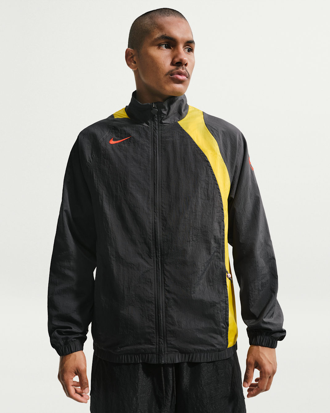 Chamarra deportiva de fútbol Repel para hombre Nike Total 90 - Gris humo oscuro/Amarillo tour/Rojo habanero