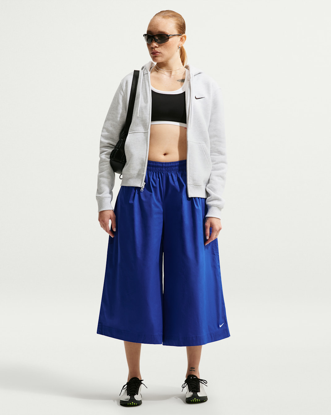 Pants tipo culotte de popelina de tiro medio oversized para mujer Nike Sportswear - Azul eléctrico/Blanco