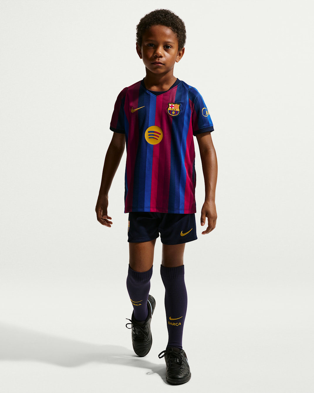 FC Barcelona 2026 Heimstadion dreiteiliges Nike Replika Fußballtrikot-Set (jüngere Kinder) - Deep Garnet/Blue Void/Blackened Blue/Mineral Yellow