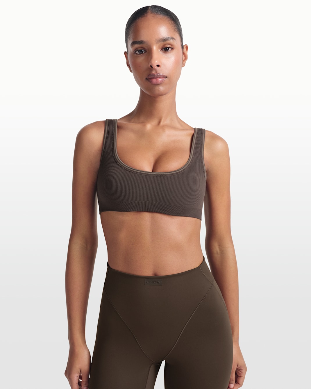 Bralette NikeSKIMS Ribbed Seamless med djup halsringning för kvinnor - NSKM PHOENIX/NSKM TRUFFLE