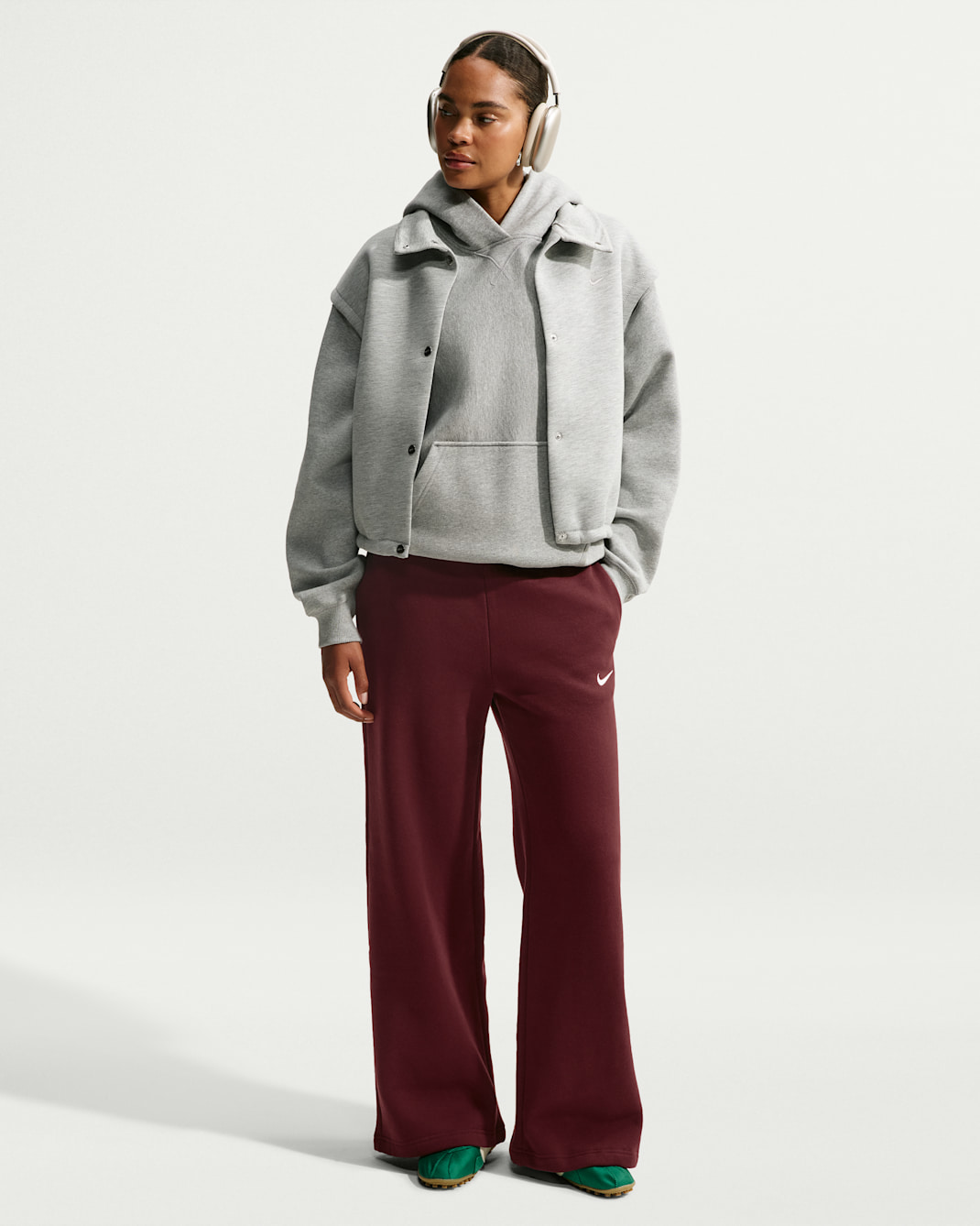 Pants de tiro medio y pierna amplia para mujer Nike Studio Fleece Medium Weight - Dátil místico/Vela