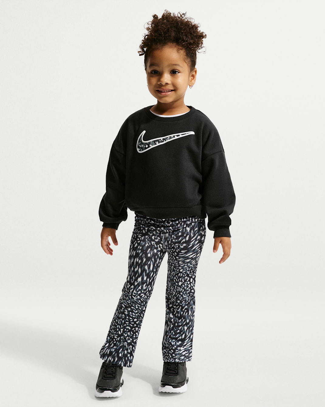 Conjunto de leggings estampados y sudadera de cuello redondo infantiles Nike - Negro