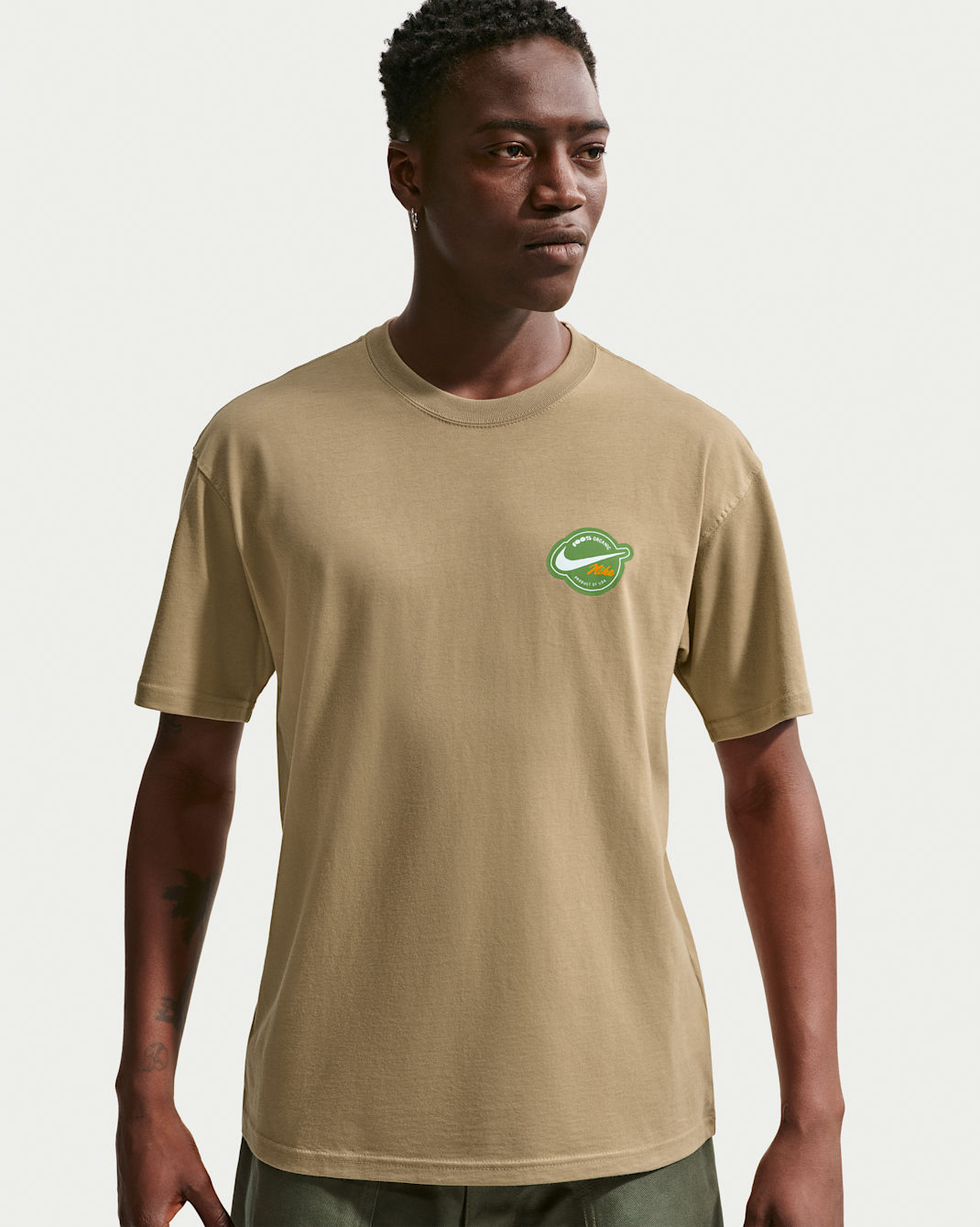 Playera Nike Sportswear - Beige paracaídas