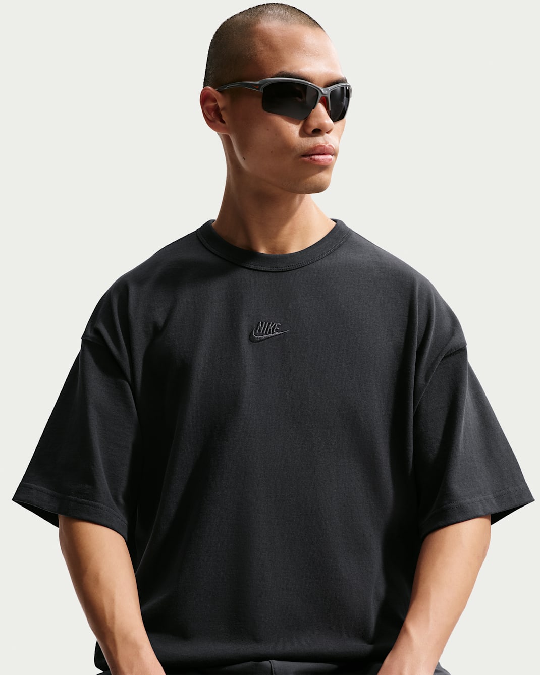 나이키 스포츠웨어 프리미엄 에센셜 남성 오버사이즈 티셔츠 - 오프 누아르