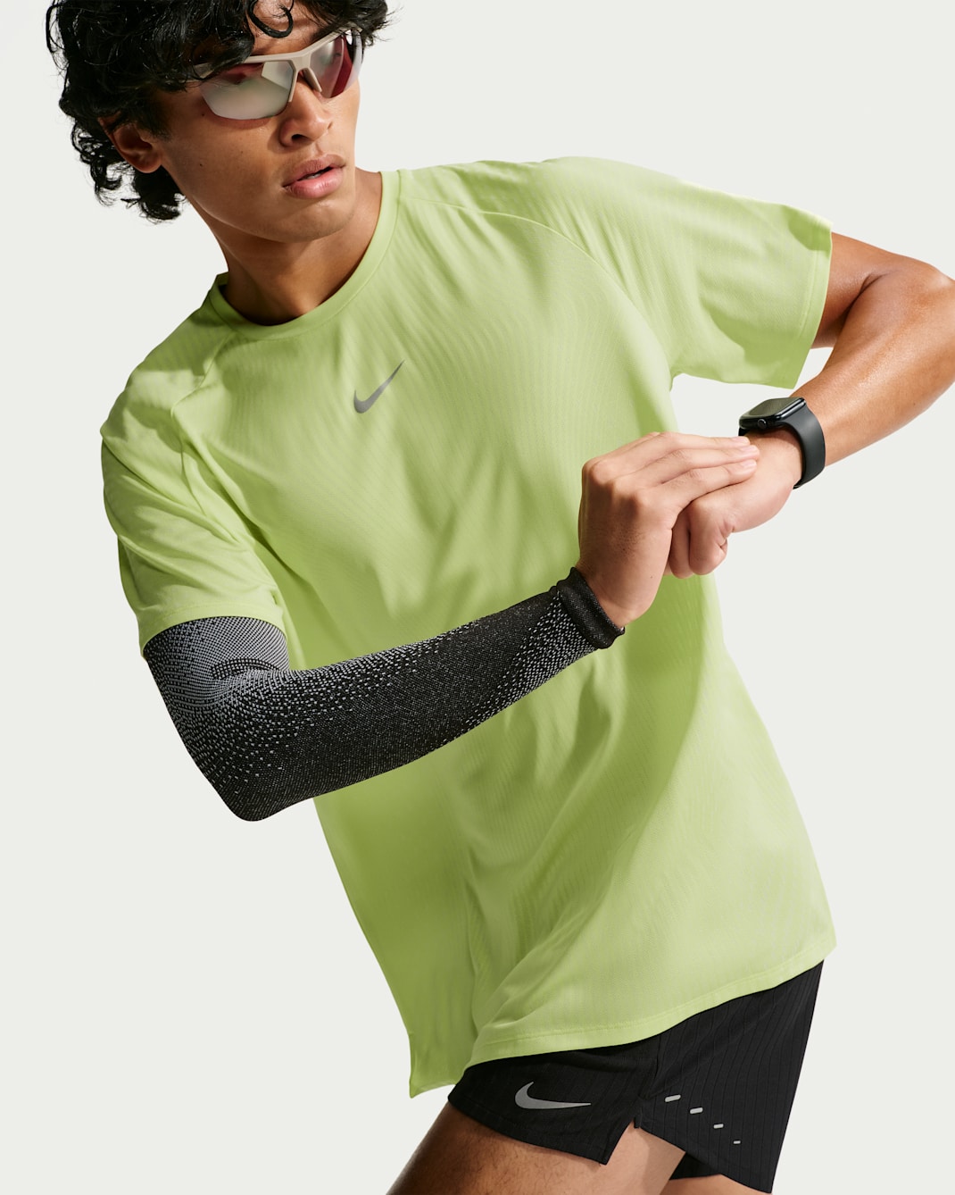 Nike Stride Aero-FIT Men's Short-Sleeve Running Top - Light Lemon Twist/Light Silver