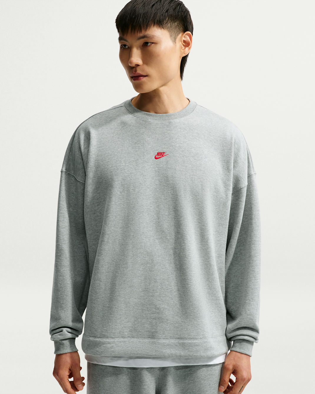 나이키 스포츠웨어 클럽 남성 오버사이즈 프렌치 테리 크루넥 스웻셔츠 - 다크 그레이 헤더/유니버시티 레드
