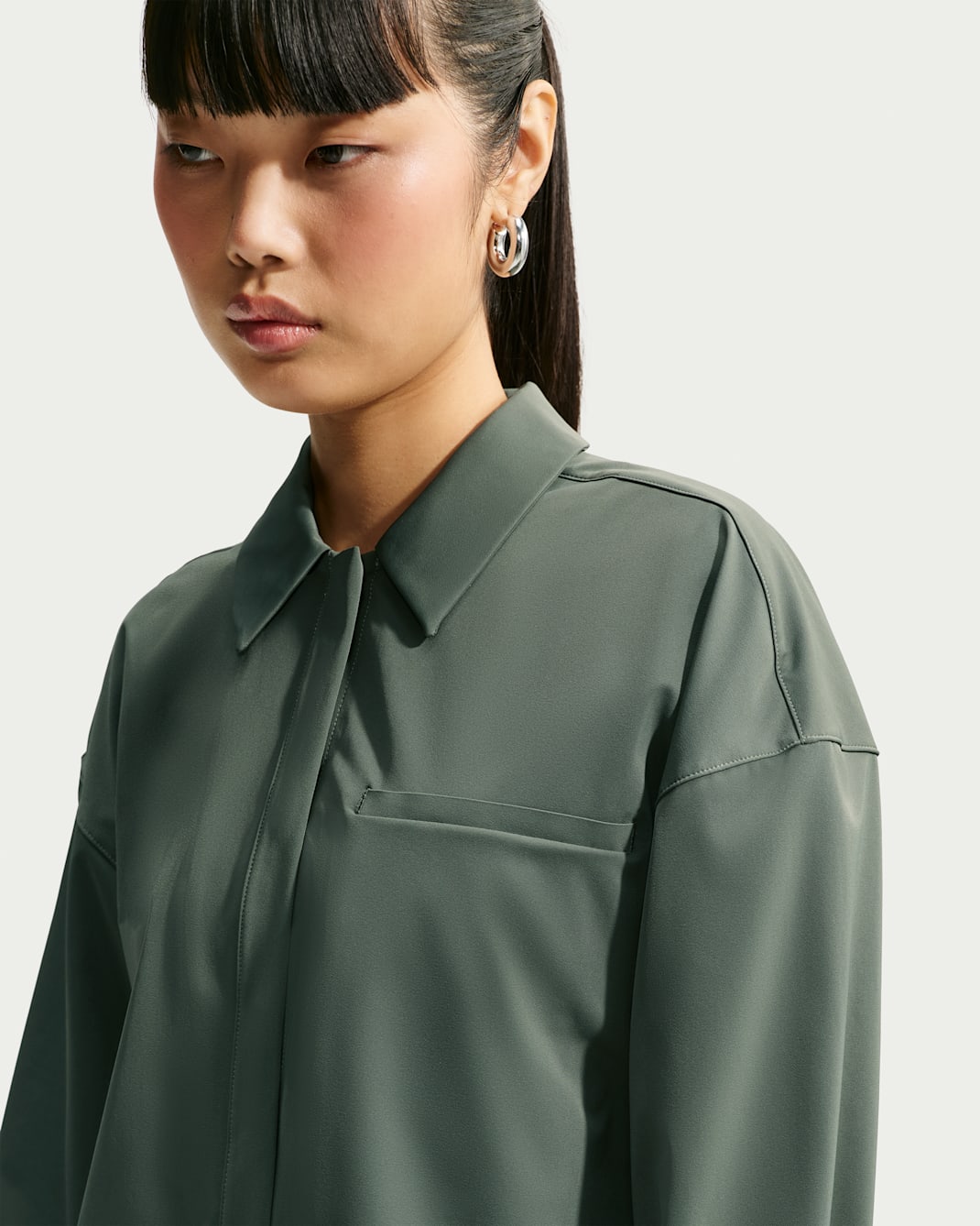 Haut court à manches longues avec protection UV Dri-FIT Nike 24.7 PerfectStretch pour femme - Camo Green/Outdoor Green